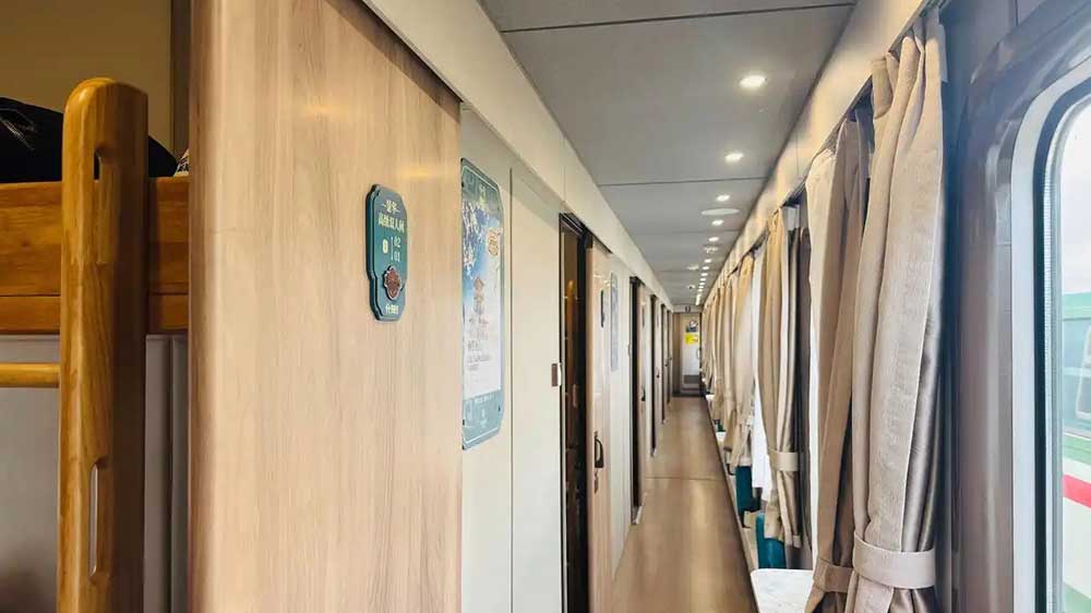 “我的鐵路風(fēng)景”熊貓專列旅游列車內(nèi)部.jpg